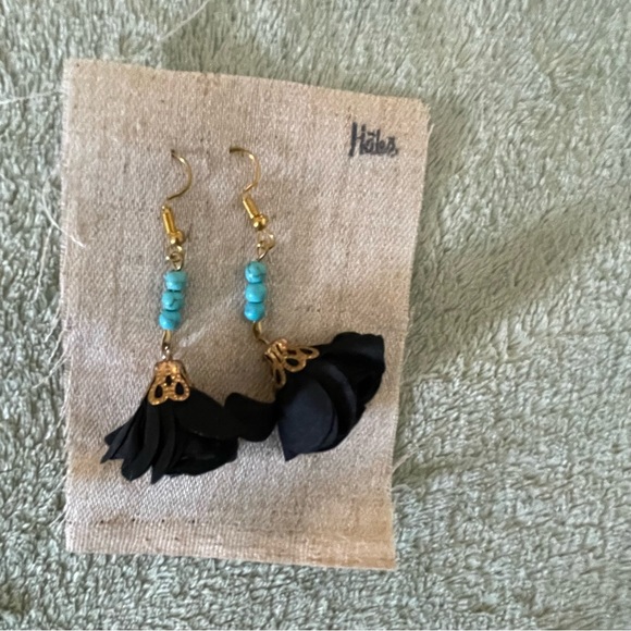 New With Tags Fashion Earrings - Picture 2 of 3